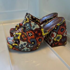 NWT sz 6 Circus Marlie platform mules in groovy pattern